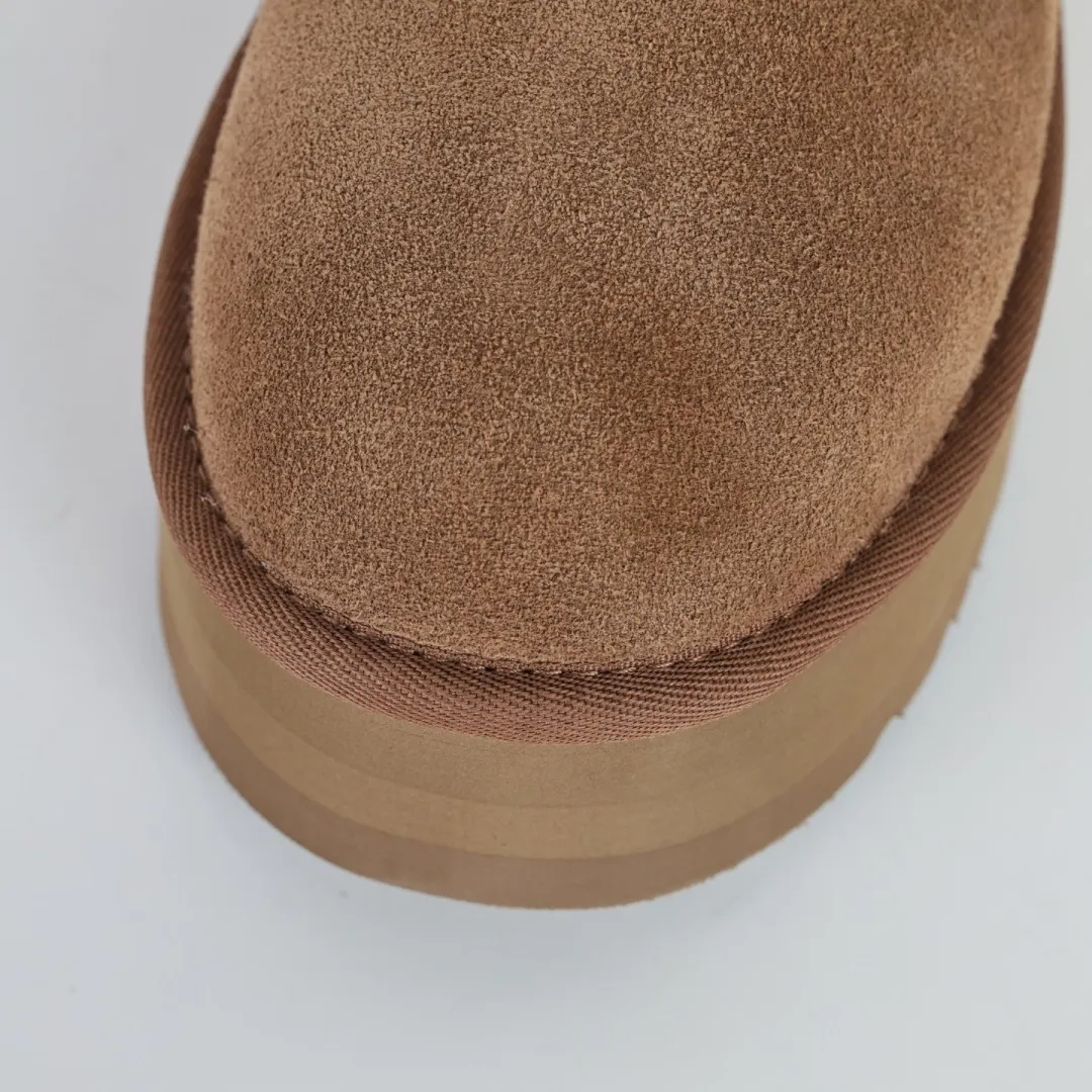 Pick up locally 💰600 Core recommended good price Independently developed original outsole, cashmere insole, keeping warm in winter, suitable for home use. In recent years, uug has launched a style series, which is partially skewed towards the preferences of young consumers, and has also been at the forefront of fashion trends. Shoe body material, water-repellent coated suede upper, 17mm UGGPURE™ implanted wool insole, lightweight non-slip and comfortable rubber outsole, with brand LOGO, complete packaging, size: 35 36 37 38 39 40